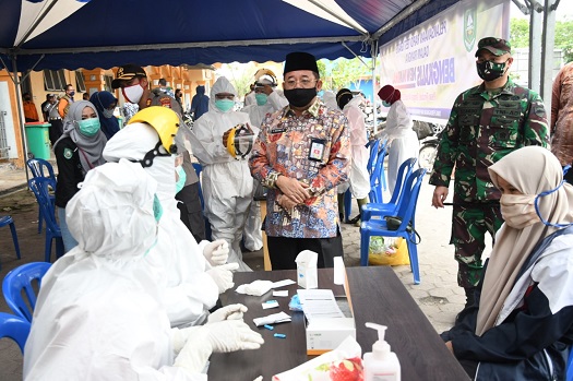 Plh Bupati Bengkalis H Bustami HY meninjau rapit test massal di Pasar Terubuk
