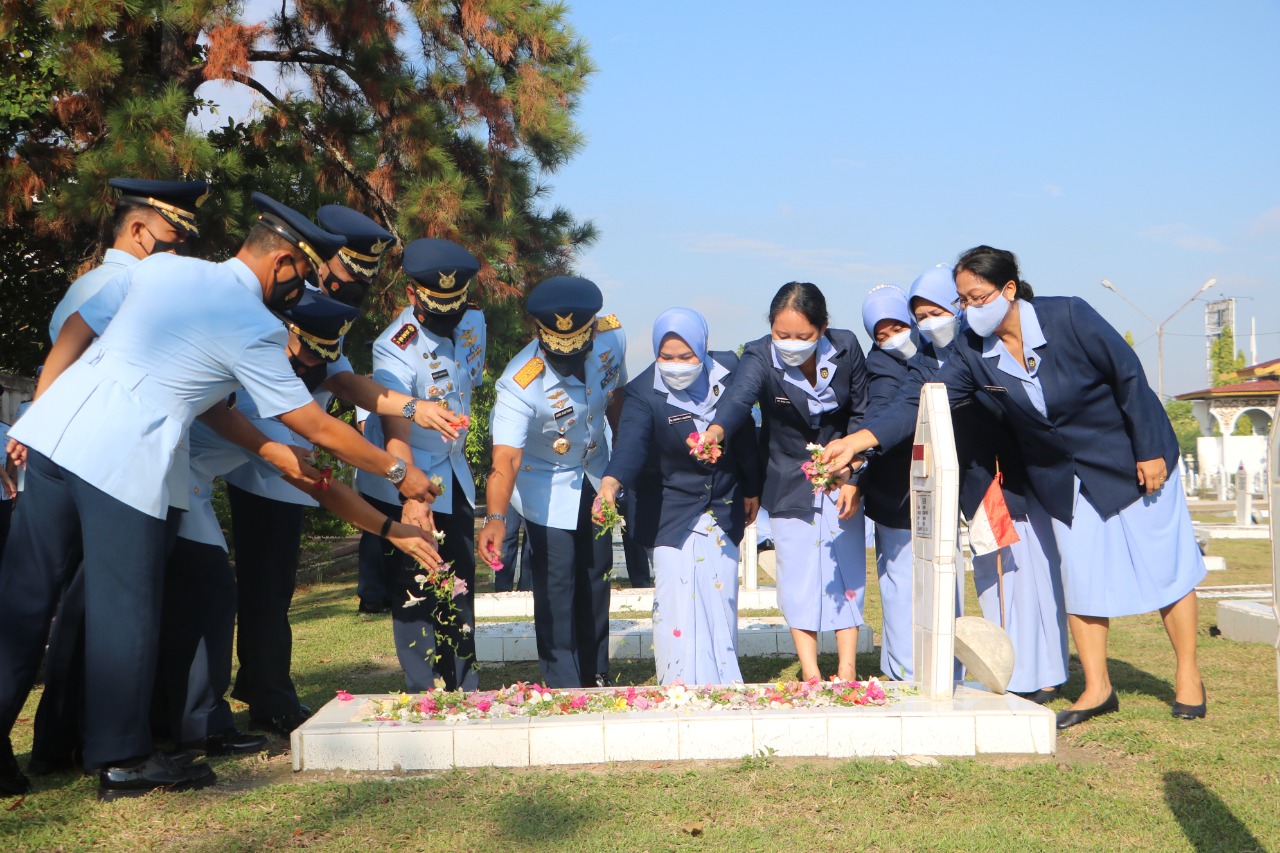 Tabur bunga di makam pahlawan Kusuma Dharma Pekanbaru