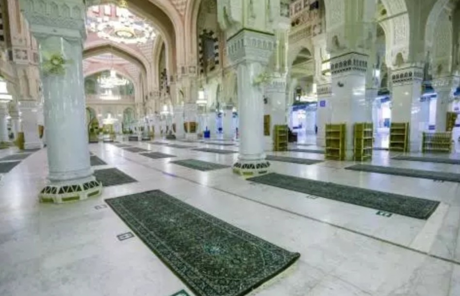 Masjidil Haram Dipasangi Karpet Khusus Jarak Shaf Shalat 2 Meter