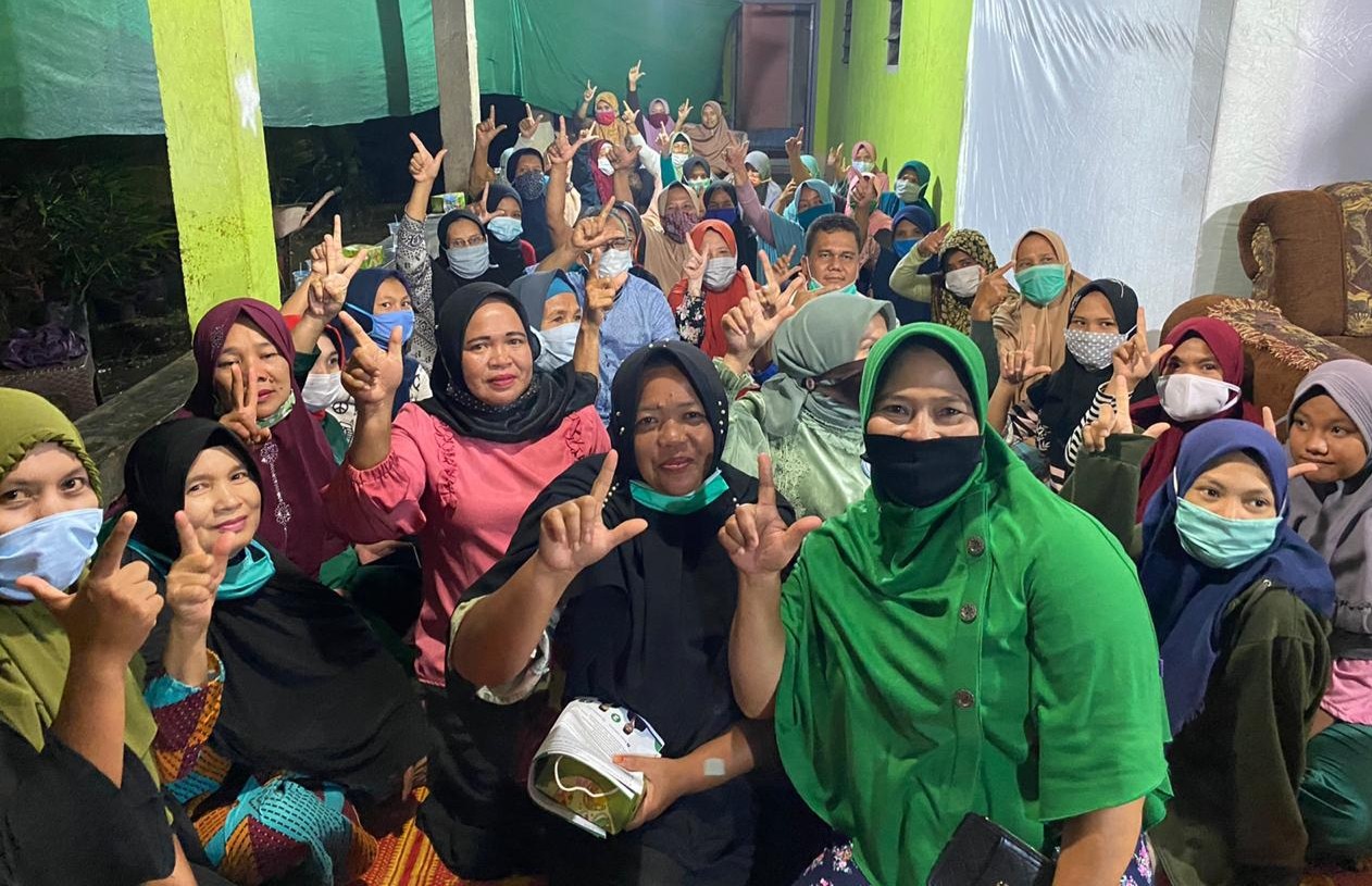 Teks foto: Kaum emak-emak di Kuantan Mudik antusias mengikuti kampanye Mursini-Indra Putra.