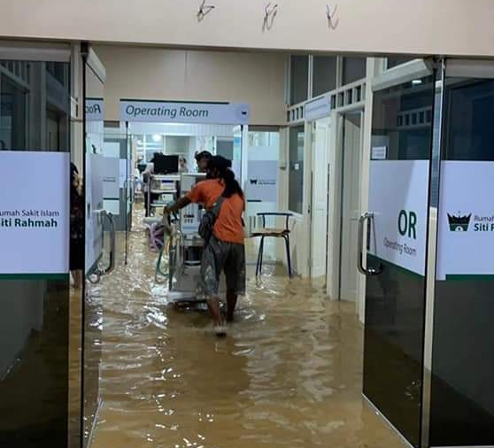 Rumah Sakit di Bypass Padang Terendam Banjir, Pasien Aman, Warganet Kirim Doa