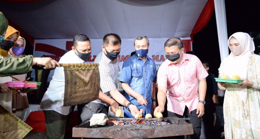 Gerakan Jaga Kampung, Gubri dan Kapolda Riau Makan Jagung di Purna MTQ Pekanbaru