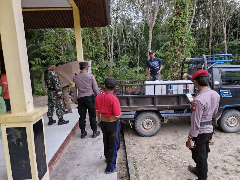 Tempuh Medan Ekstrim Jadi Tantangan Pengiriman Logistik Pemilu ke Dusun Pakcut