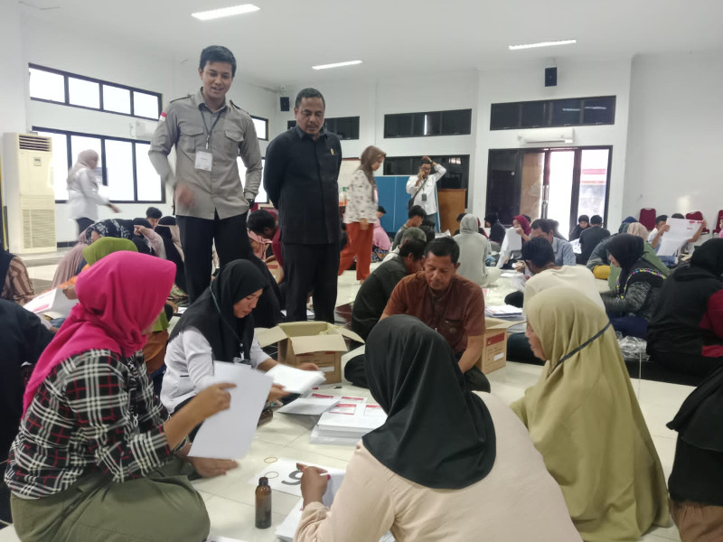 Bawaslu Inhu Awasi Penyortiran dan Pelipatan Surat Suara di KPU Inhu