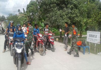 Babinsa Koramil 07/Reteh Bagikan Ratusan Takjil di Kecamatan Keritang