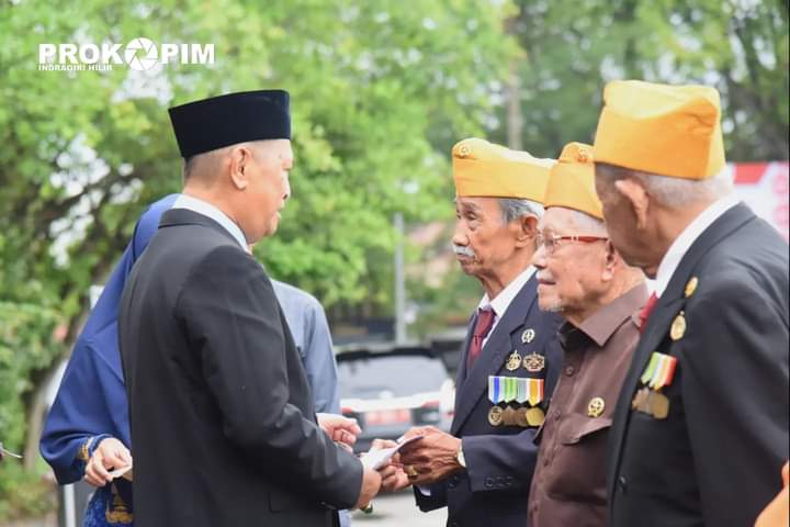 Pemkab Inhil Berikan Bingkisan Tali Asih Veteran di Hari Pahlawan