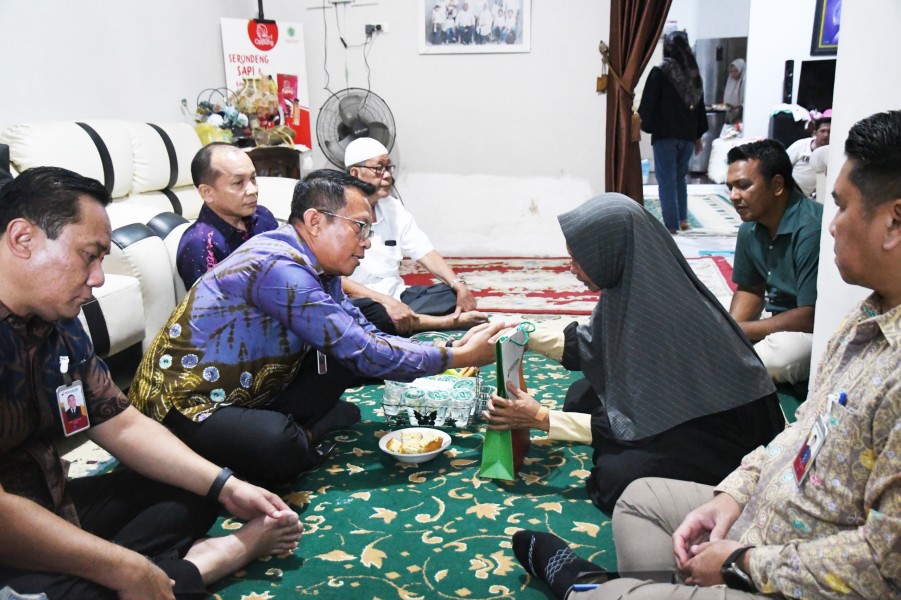 Direksi dan Manajemen BRK Syariah Kunjungi Rumah Duka, Serahkan Santunan Keluarga Almarhumah Siti Hajar Harahap