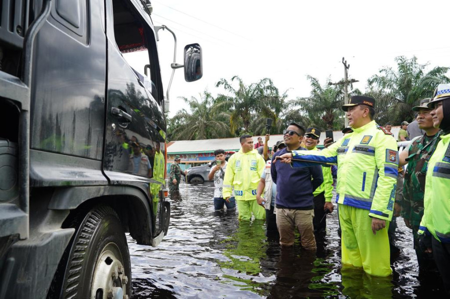 Jalintim di Pelalawan Macet Parah Akibat Banjir, Kapolda Riau Tinjau Lokasi