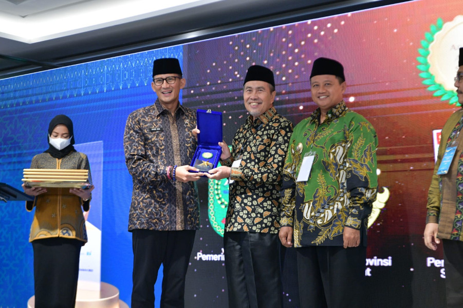 Gubernur Riau Raih Enam Kategori Anugerah Adinata Syariah 2023