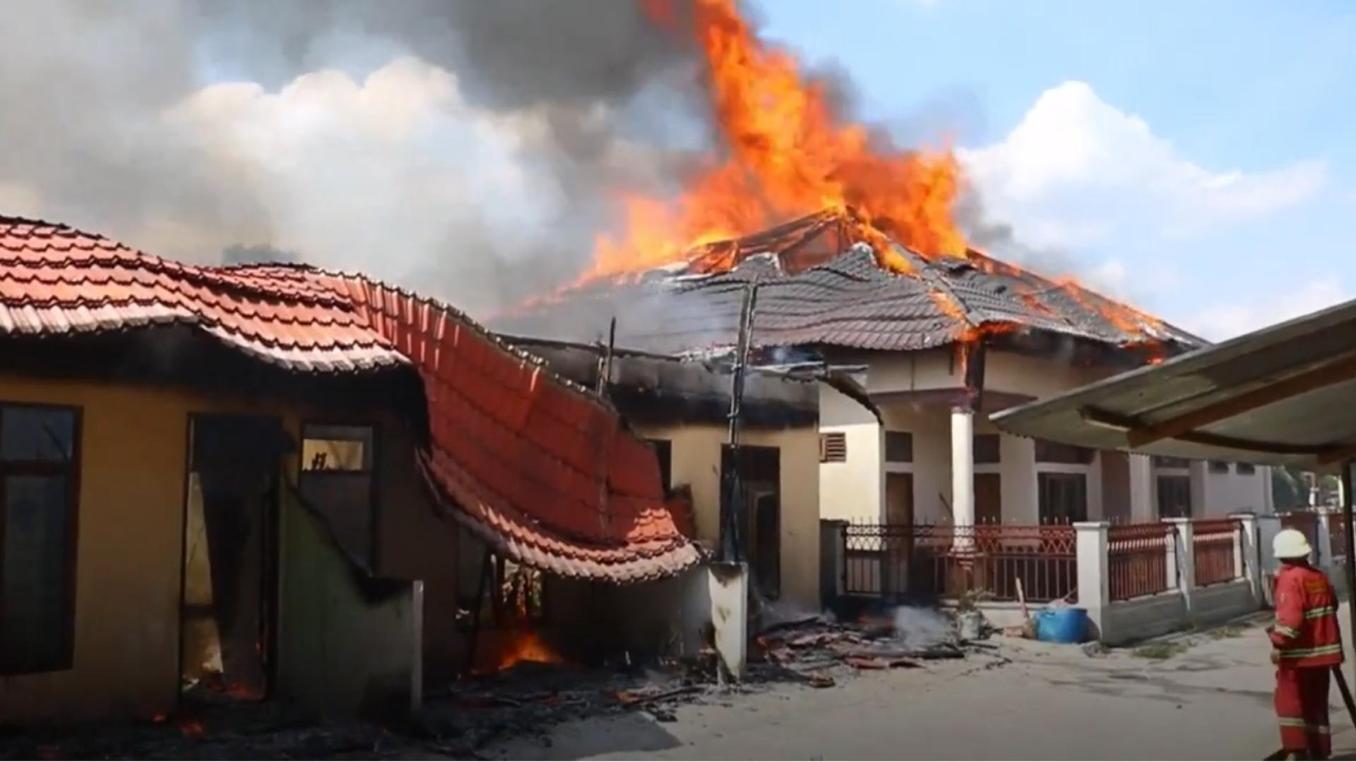 Tobek Godang Membara, 5 Petak dan Satu Rumah Permanen Hangus Dilalap Api
