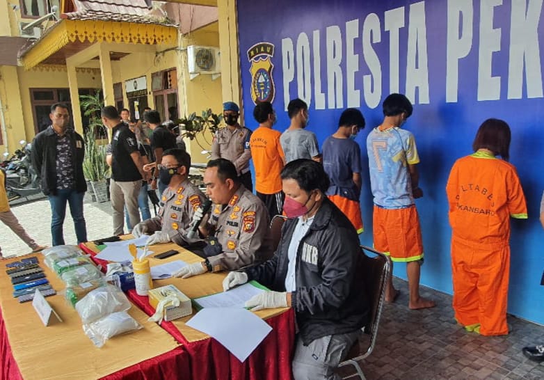Menyamar Jadi Pembeli, Polisi Tangkap 5 Pengedar Sabu di Pekanbaru
