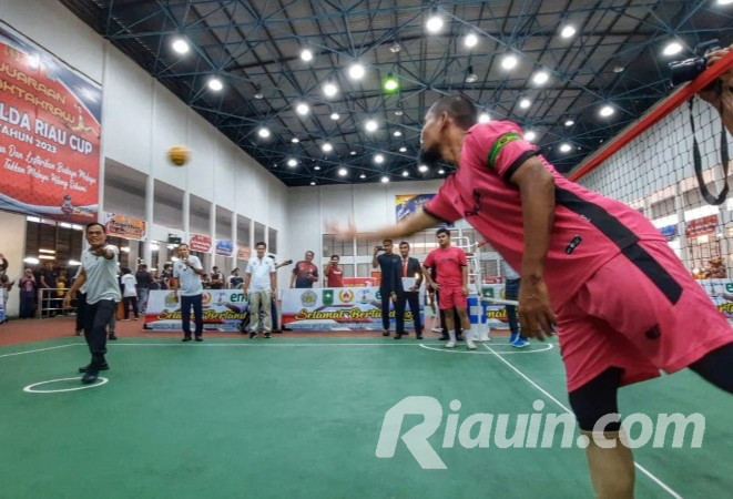 Turnamen Sepak Takraw Piala Kapolda Resmi Dibuka, Wakapolda Riau Lakukan Servis Pertama