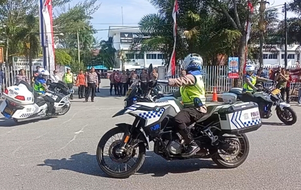 Wow! 6 Anggota Polwan Ditlantas Polda Riau Tampilkan Atraksi Moge