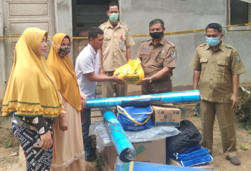 Dinas Sosial Pelalawan Bantu Korban Kebakaran di Bandar Petalangan