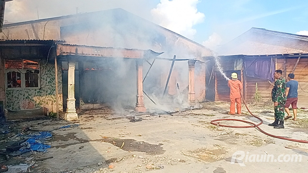 Ditinggal Penghuni, Rumah Semi Permanen di Jalan Suka Karya Pekanbaru Terbakar