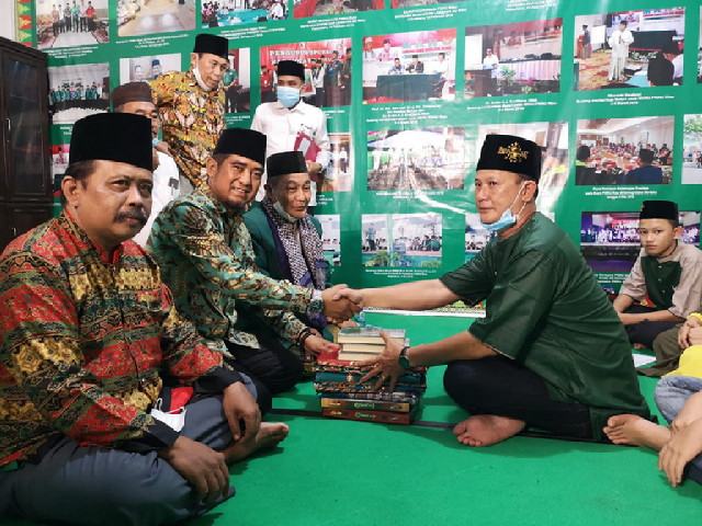 Senang Melihat Orang Shalat, Pengusaha Mie di Pekanbaru Bersyahadat di Kantor NU Riau