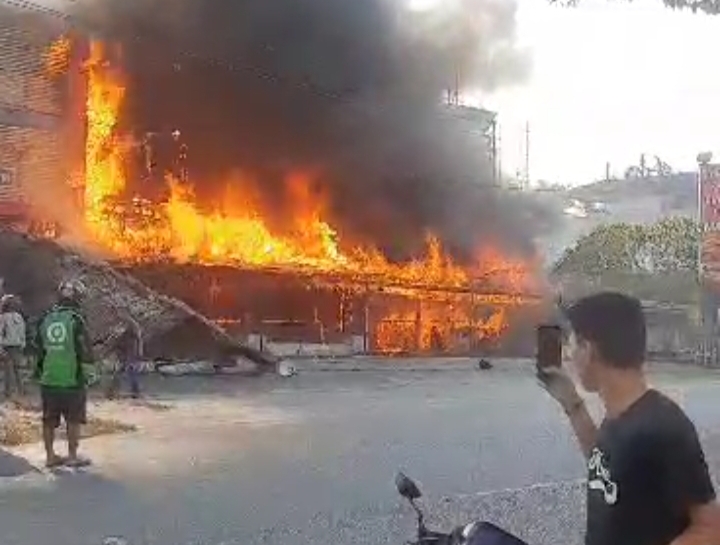 Kafe Ayam Geprek dan Seafood di Hangtuah Pekanbaru Terbakar