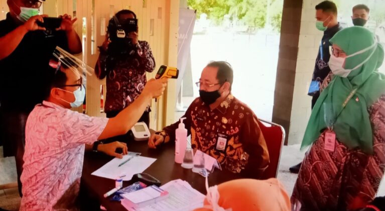 Sekdakab Tinjau Pelaksanaan Vaksinasi Corona Tahap 1 untuk 3.445 Nakes di Bengkalis