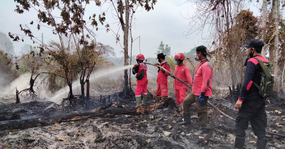 Srikandi Manggala Agni Ikut Berjibaku Padamkan Karhutla di Inhu