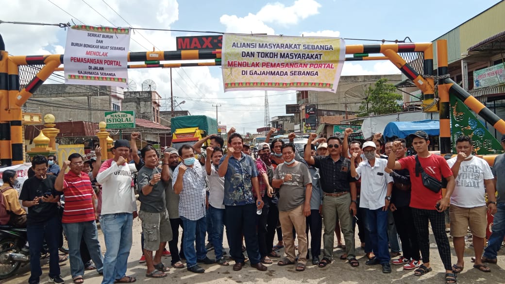 Protes Pembangunan Portal di Simpang Sebanga Bengkalis, Puluhan Warga Turun ke Jalan