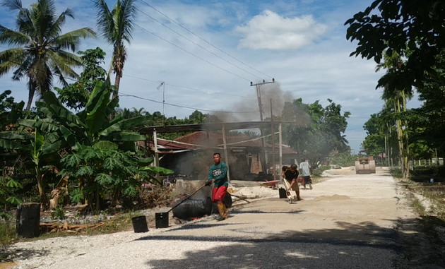 Pengaspalan Jalan SP1 Desa Hang Tuah di Kampar Hampir Rampung