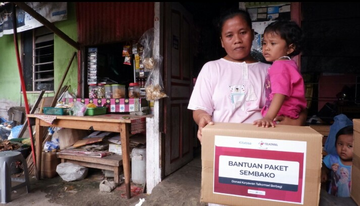 Peduli Masyarakat Terdampak Pandemi Covid-19, Telkomsel Serahkan Bantuan Sembako