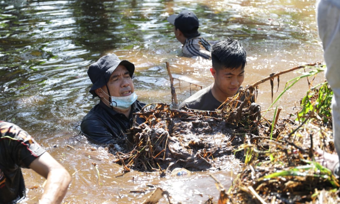 Antisipasi Banjir, Ketua DPRD Inhil Motori Pembersihan Parit di Kota Tembilahan