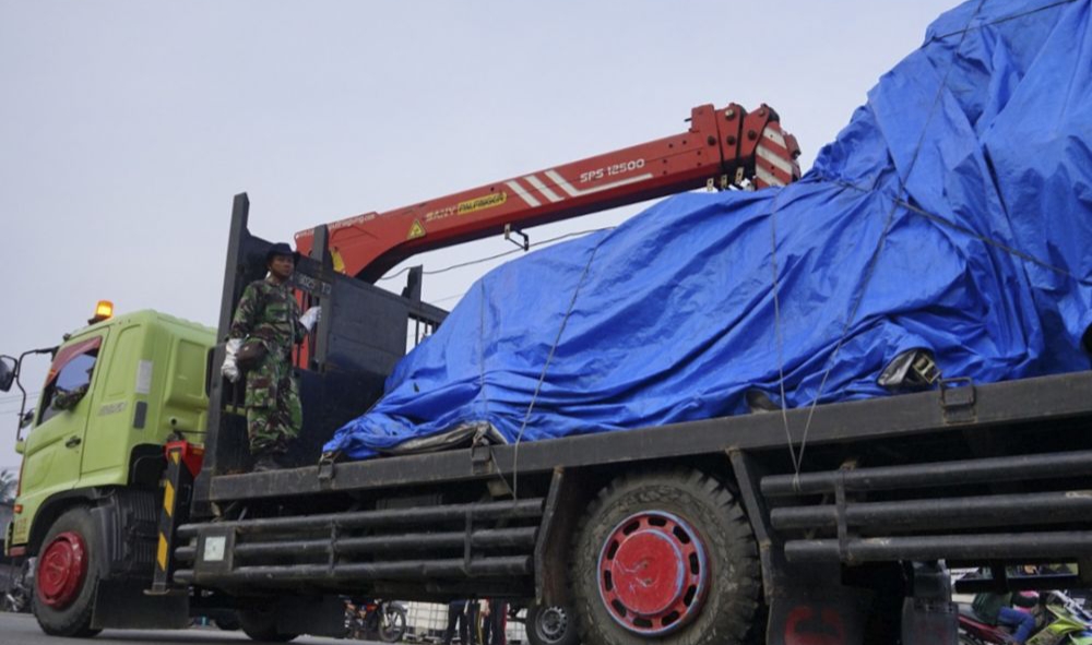 TNI AU Evakuasi Bangkai Pesawat Hawk yang Jatuh di Pemukiman Warga Kampar