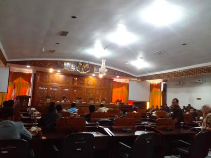 Ketika Asap Rokok Lebih Penting dari Asap Dapur: Ironi Prioritas DPRD Kuansing