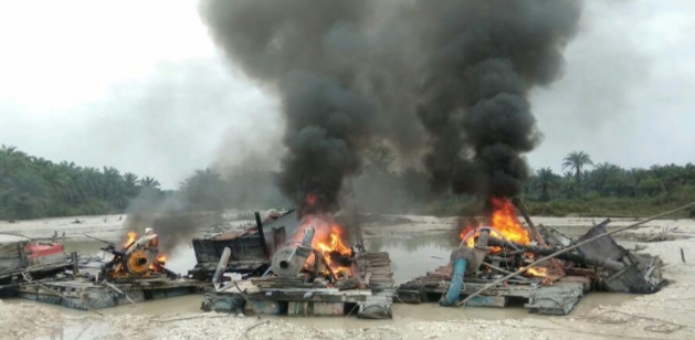 Razia PETI, 6 Kapal Dompeng Dibakar Polisi di Desa Titian Modang Kuansing
