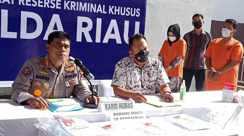 Curi Uang Nasabah Hingga Rp1,3 Miliar, 2 Pegawai Bank Pemerintah Ditangkap Polda Riau