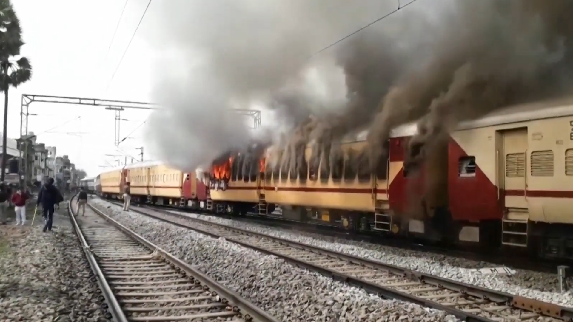 Massa Bakar Gerbong, Blokir Jalur dan Rusak Ruang Sinyal Kereta Api di India