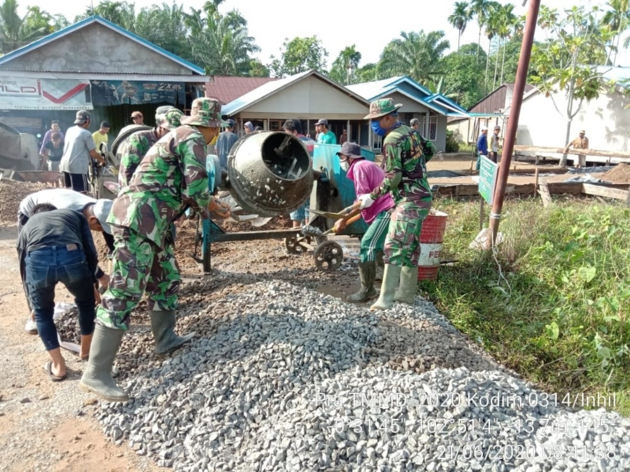 TNI Bersama Warga Kompak Kejar Target Pra TMMD Imbangan di Desa Teluk Kiambang Inhil