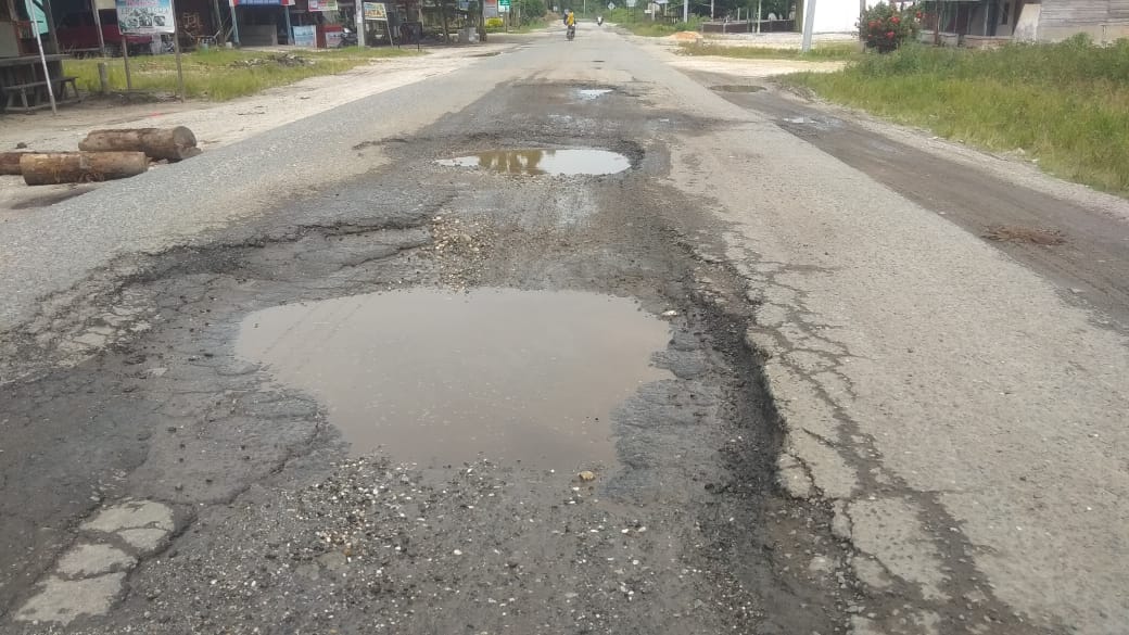 Jalan Lintas Bangkinang-Petapahan Kampar Penuh Lubang, Sering Kecelakaan