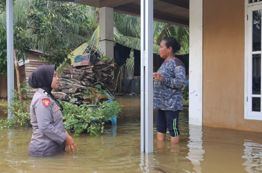 Wilayah Perhentian Raja Dikepung Banjir, Sosok Polwan Ini Hadir Bantu Warga