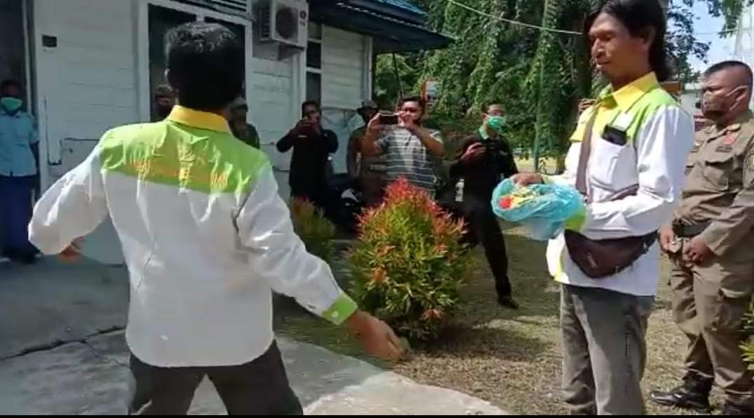 Demo Transparansi Covid-19 di Meranti Batal, Namun Aksi Tabur Beras Kunyit Dilaksanakan