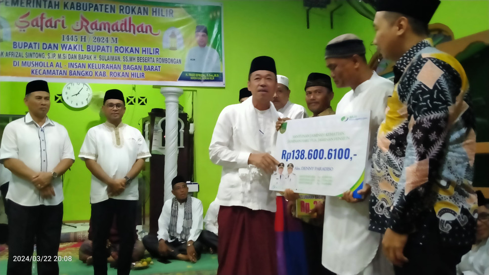 Bupati Rohil Serahkan Bantuan Operasional 3 Rumah Ibadah dan Klaim BPJS di Safari Ramadhan Perdana