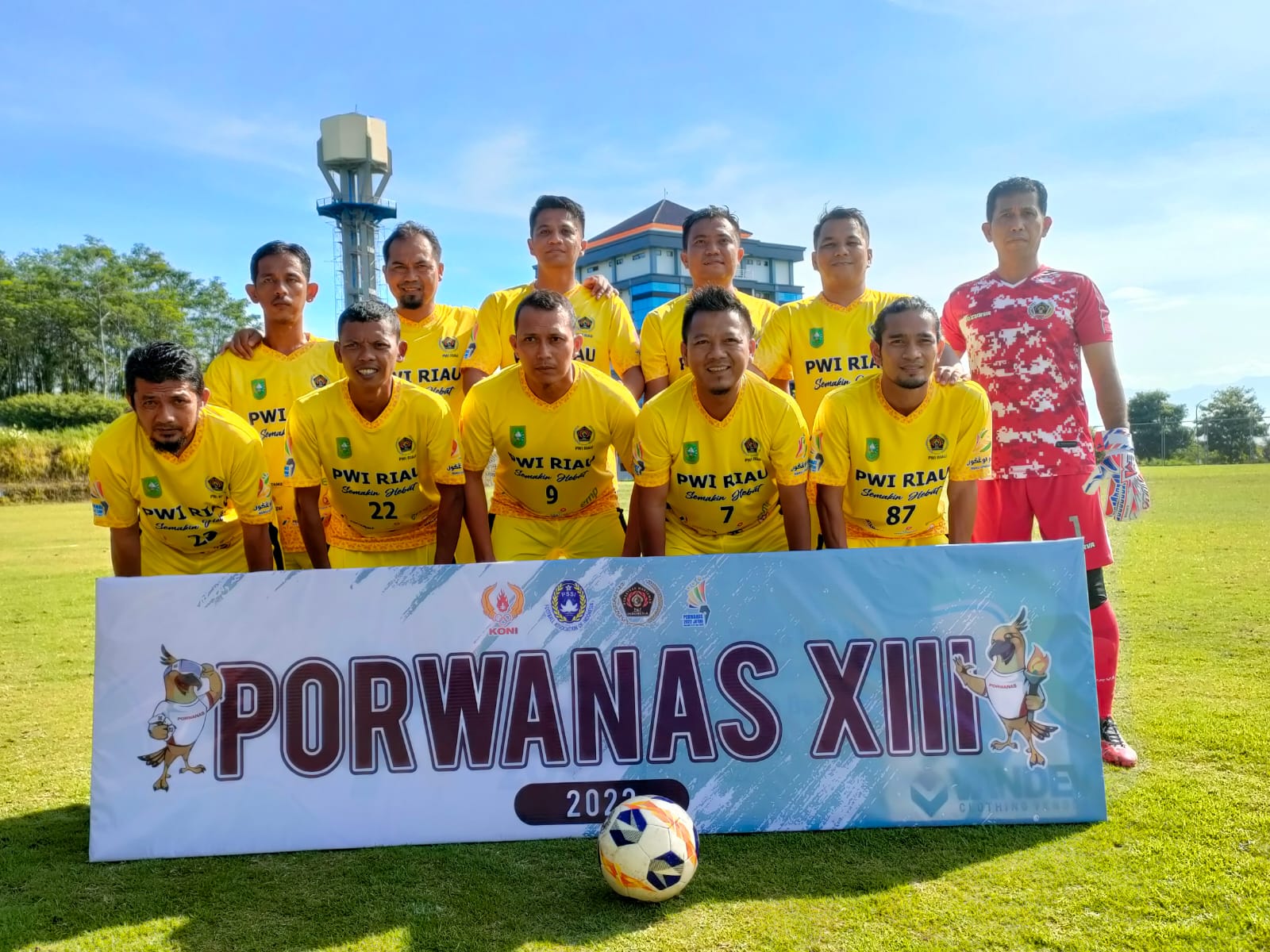 Tim Sepak Bola PWI Riau Gilas Sumsel 4-0 di Porwanas Malang