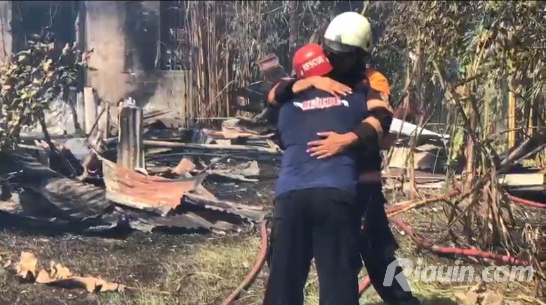 Padamkan Api di Gudang Tiner, Petugas Damkar Pekanbaru Tewas