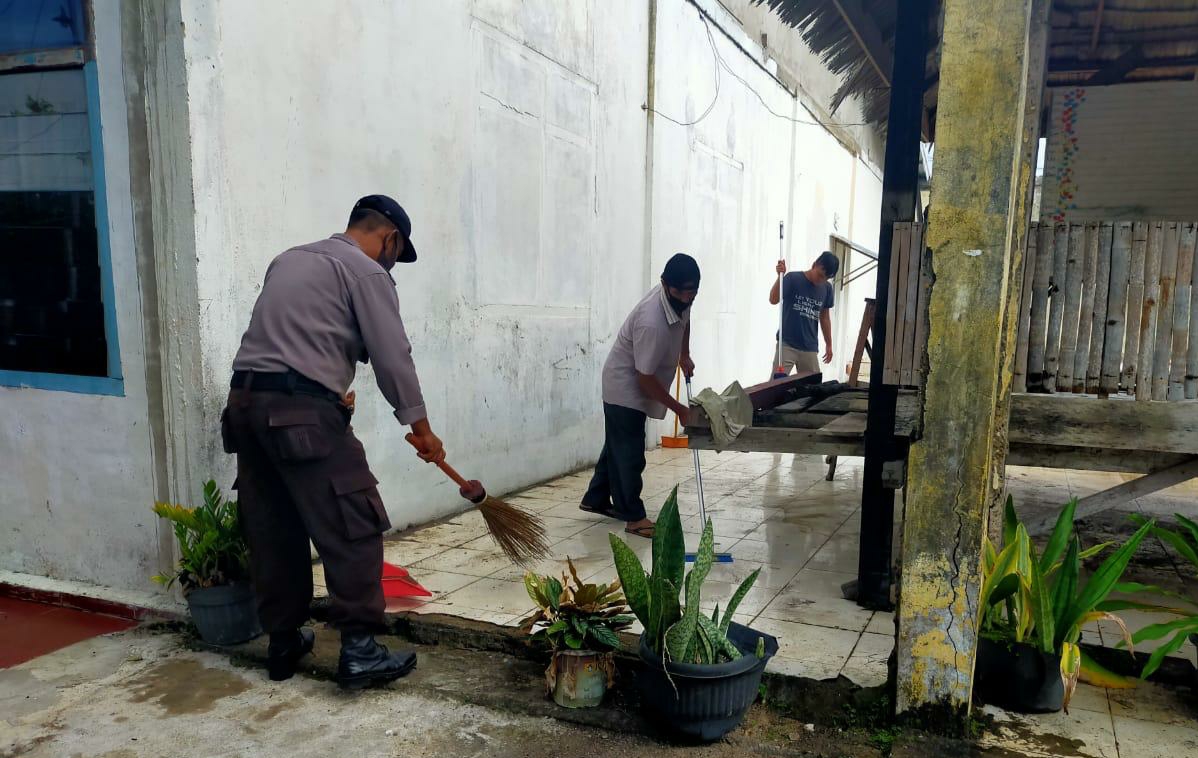 Kapolsek Tembilahan Pimpin Aksi Bersih-bersih di Gereja Bethel Injil Sepenuh