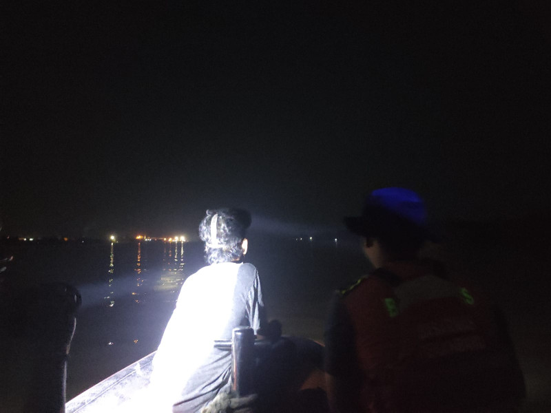 Perahu Angkut Bibit Sawit Karam di Sungai Indragiri Hilir, 2 Orang Hilang