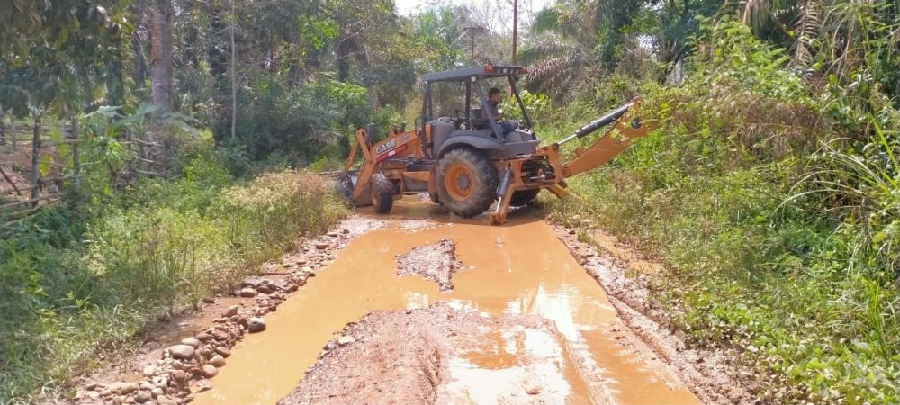 Dilaporkan Syahrul Aidi, Jalan Rusak di Desa Badur Picak Kampar Diperbaiki Pemprov Riau