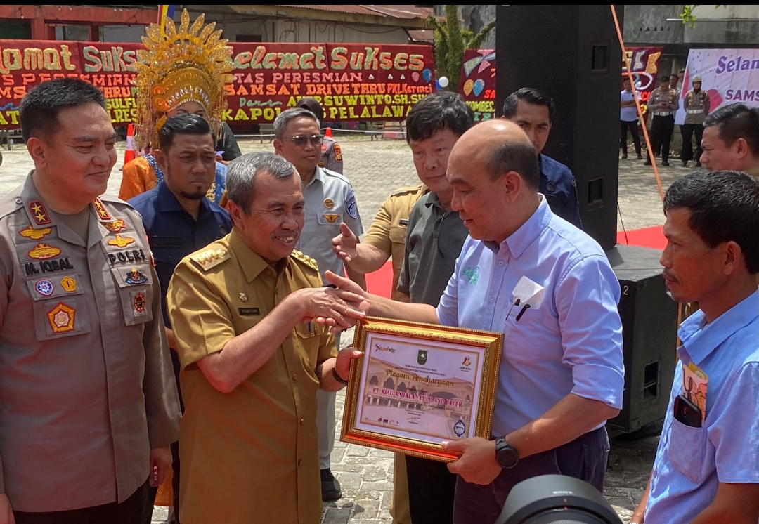 Taat Pajak, PT RAPP Terima Pengghargaan dari Gubernur Riau