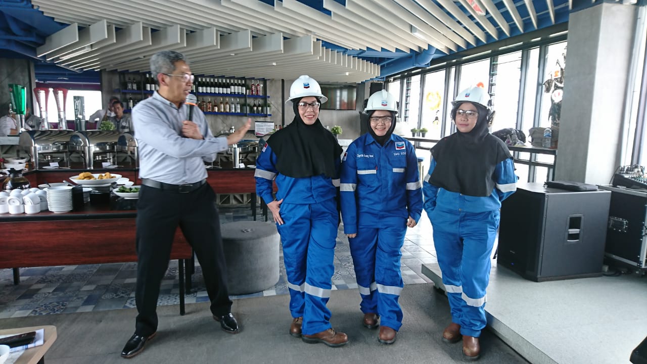 Lindungi Keselamatan Kerja Pegawai Berhijab,  Chevron Luncurkan Hijab FRC