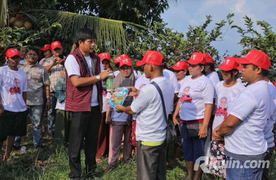 Bantu Petani di Siak, Orang Muda Ganjar Riau Serahkan Obat Berantas Hama Jambu