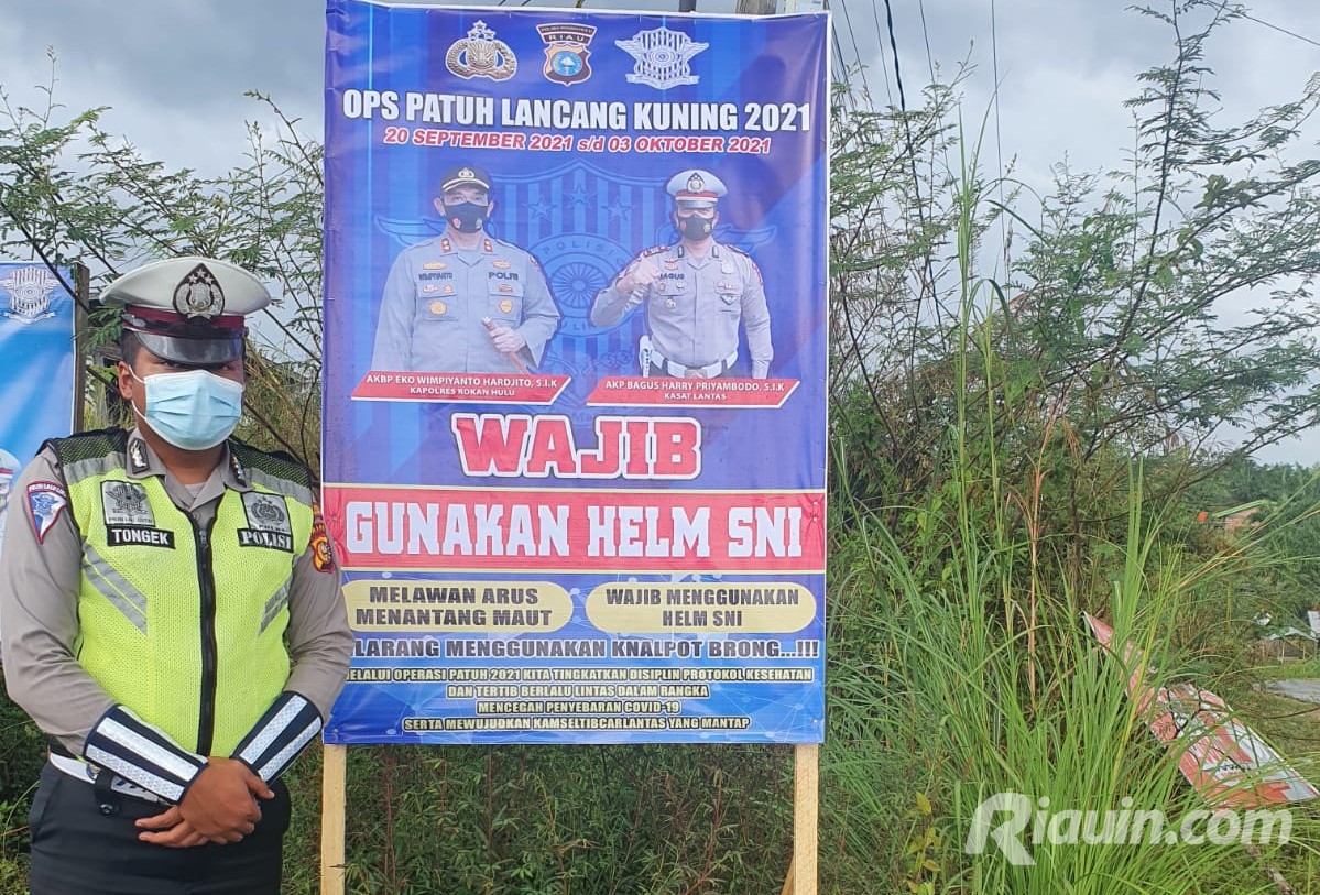 Kasat Lantas Rohul Pasang Spanduk Ingatkan Warga Tertib Berlalulintas
