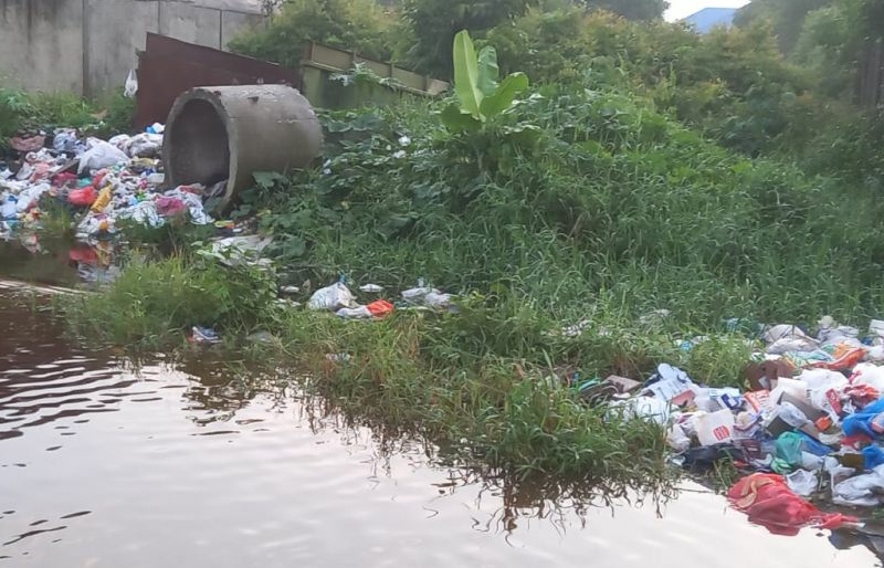 Keluarkan Bau Busuk, Warga Keluhkan Tumpukan Sampah di Jalan Gulama Pekanbaru