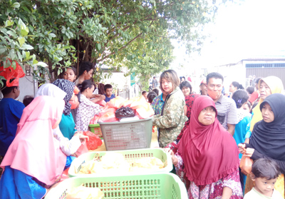 Kabag Humas dan Protokoler Setda Inhil Bagikan Takjil di Dekat Kediaman Orang Tuanya