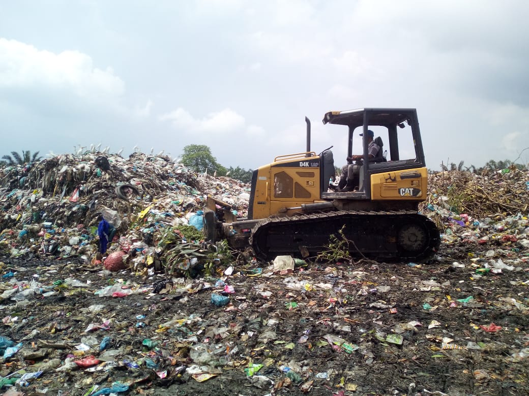 Dinas LH Asahan Rapikan Tumpukan Sampah di TPA Sei Renggas