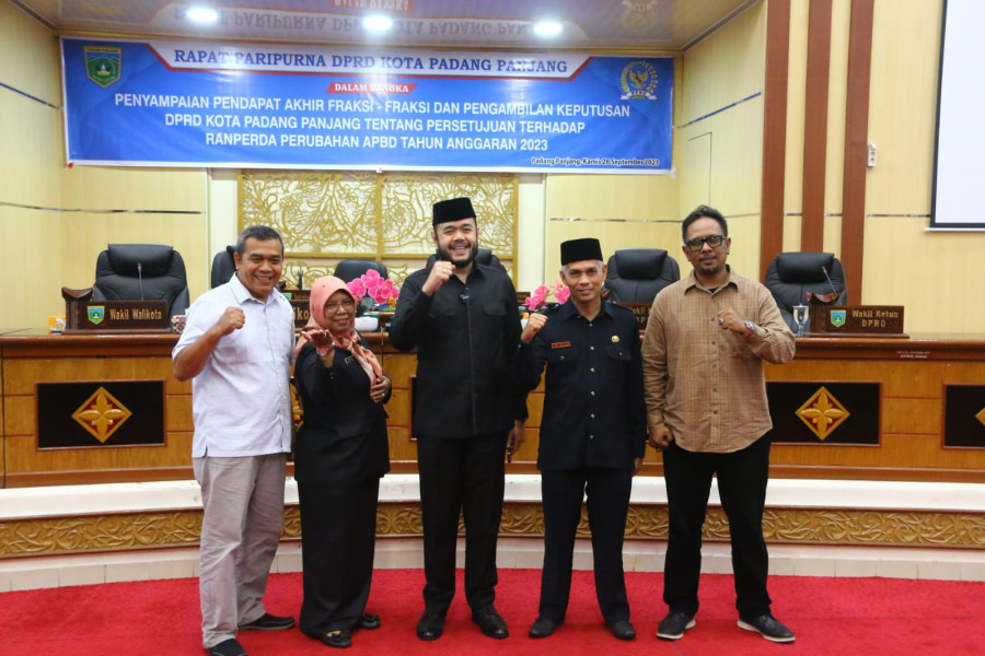 Enam Fraksi DPRD Padang Panjang Setujui Ranperda APBD Perubahan 2023 menjadi Perda